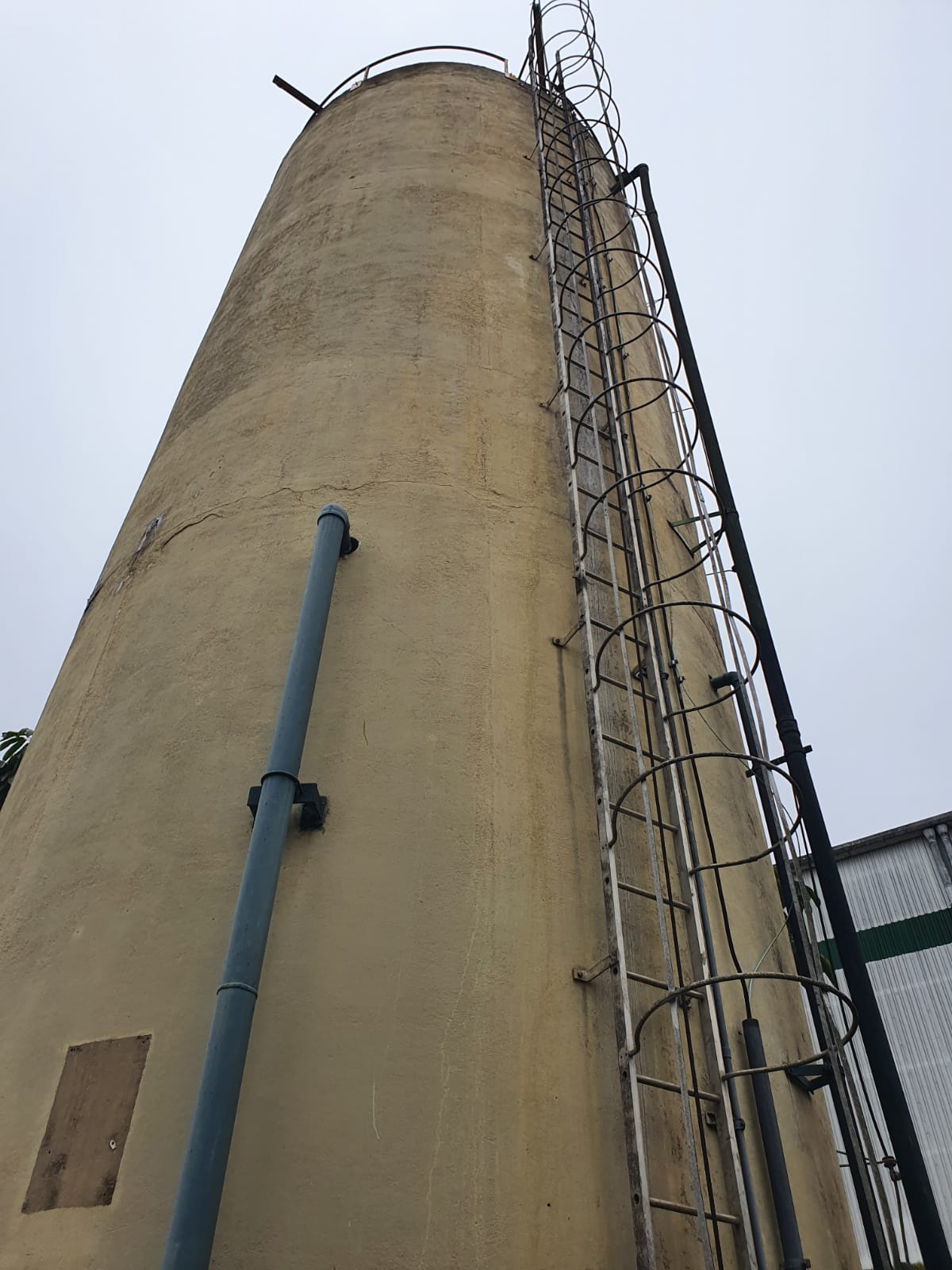 Torre d’água de indústria de autopeças.