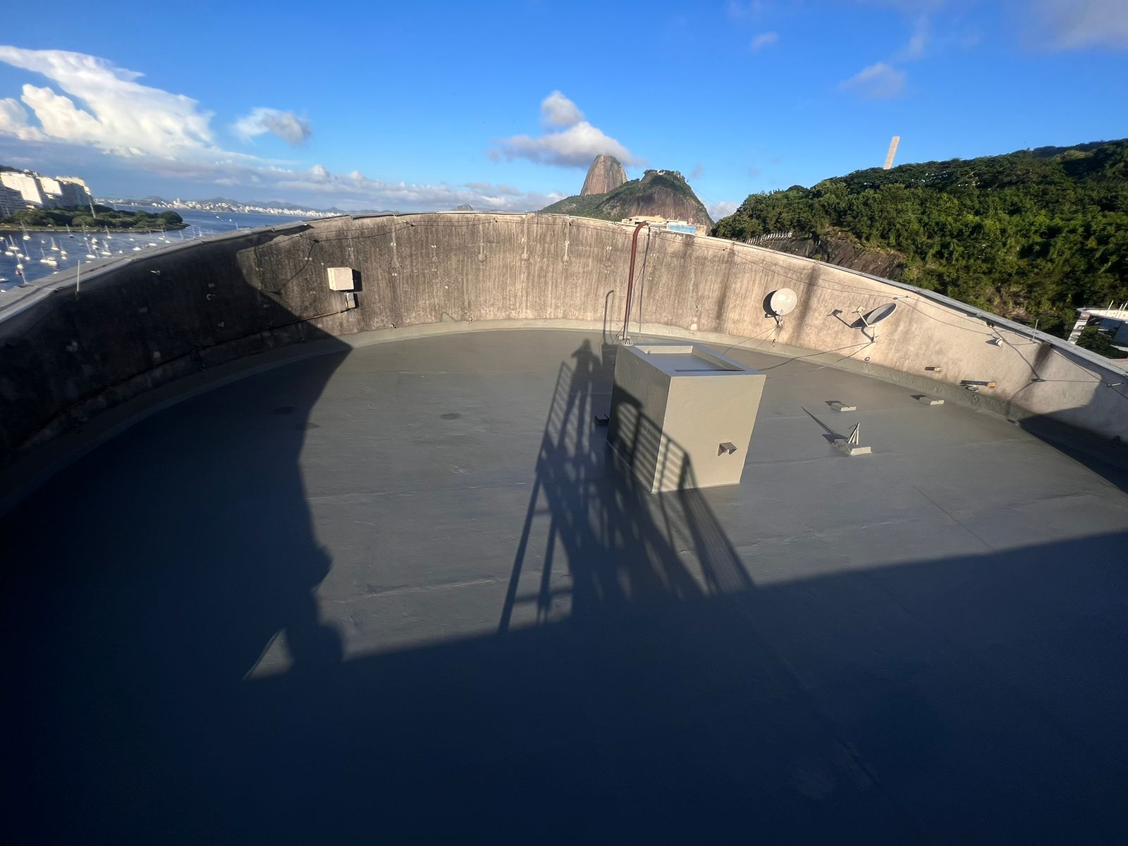 Laje impermeabilizada e o sol abençoando a todos!