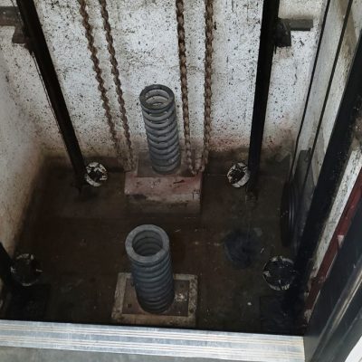Poço de elevador com infiltração de água pelo piso e paredes