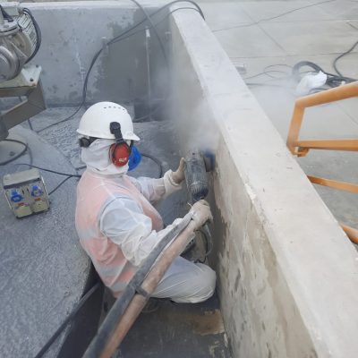Lixamento mecanizado para remoção da nata do concreto.