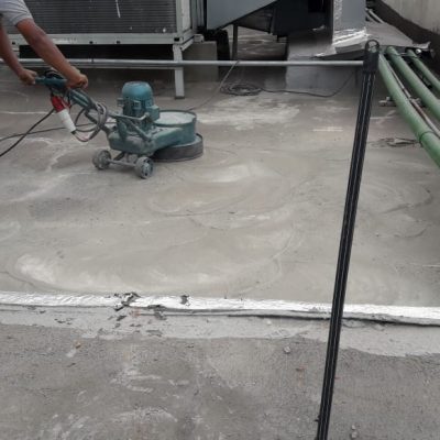 Esmirilhadeira para retirada da nata do concreto